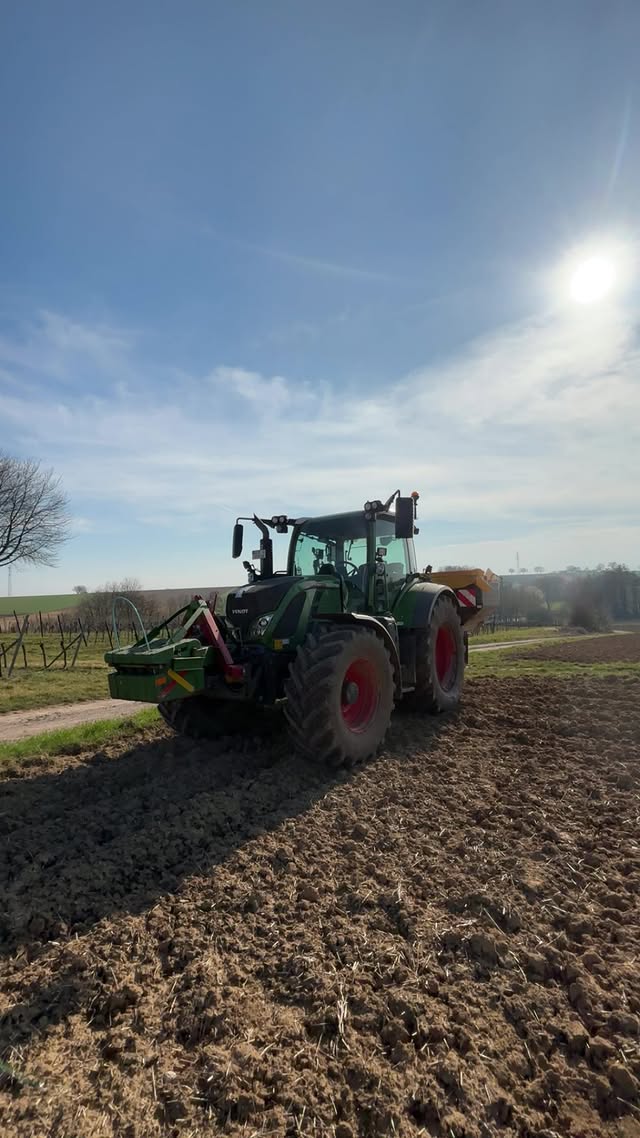 Fendt Traktor bei der Bodenbearbeitung